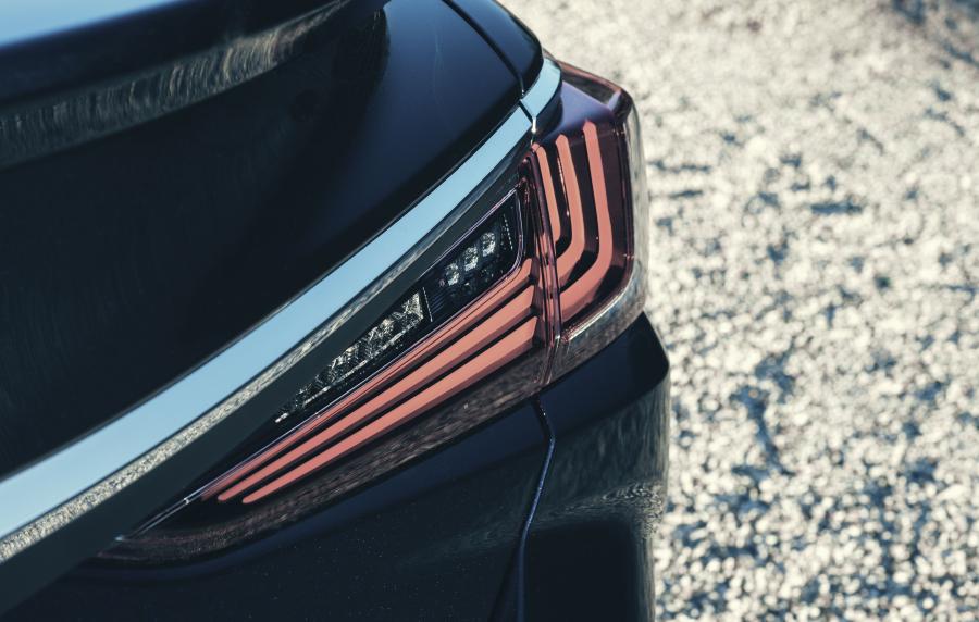 Детали экстерьера Lexus ES300h with Digital Door Monitors 2020 года  (UK) (фото 34 из 40)